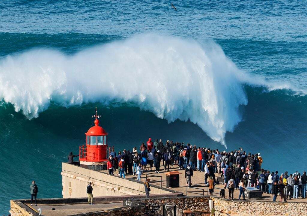 as-fascinantes-ondas-da-nazare-o-que-as-torna-tao-gigantes-surf-portugal-1691095230819_1024